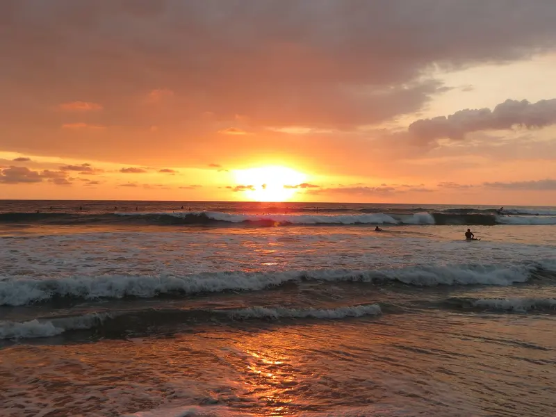 Zonsondergang boven de golven van de Stille Oceaan bij het surfstrand van Santa Teresa